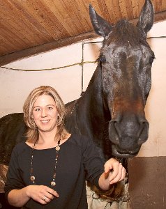 Seit 2012 ist Elena Rößling, hier zusammen mit ihrem Reitpferd Sazou, Vorsitzende des Reitvereins Rotensol.   Foto: Helbig Foto: Schwarzwälder-Bote