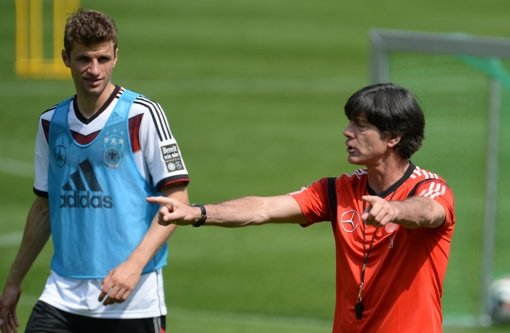 Thomas Müller (links) ist sich sicher: Jogi Löw macht als Bundestrainer weiter. Foto: dpa