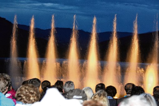 Rund 400 Gäste erlebten am Titisee den Auftakt der Aquatique Show  unter dem Motto Cuckoo around the world, die  noch bis  30. August täglich zu sehen ist.  Foto: Kerdraon Foto: Schwarzwälder-Bote