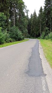 Am Rand der Straße Zur Zolltafel in Weilersbach sind deutliche Verschleiß-Spuren zu sehen.  Foto: Schenkel
