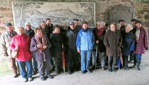 In der Burgruine stellten sich die Besucher zum Gruppenbild auf. Die Führung hatte Reinhold Ölschläger (links). Foto: Schabert Foto: Schwarzwälder-Bote