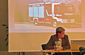 Ralf Wieseke informierte über die einzelnen Lose beim Kauf des neuen Feuerwehrfahrzeugs. Foto: Haas Foto: Schwarzwälder-Bote