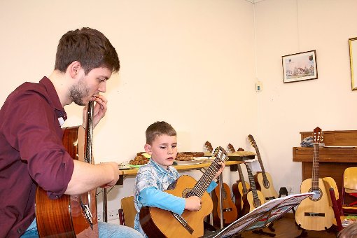 Gitarrenlehrer Marius Schnurr mit einem Schüler. Foto: Schule Foto: Schwarzwälder-Bote