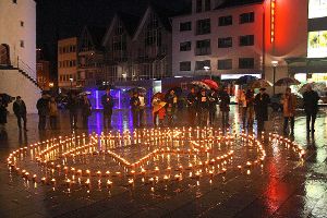 Kerzen leuchten auf dem Bürgerturmplatz: Sie werben für ein globales Miteinander und Solidarität unter den Menschen.  Foto: Retter