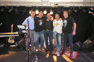 Thomas Strohäker (Mitte) feierte den zehnten Geburtstag seines Bistros mit jeder Menge musikalischer Höhepunkte – hier mit MiReNa  Foto: Geisel Foto: Schwarzwälder-Bote