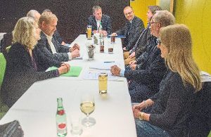 An einem Tisch: Um verkehrspolitische Themen ging es bei der Gesprächsrunde der FDP mit Landtagskandidat Dirk Egger (hinten rechts). Foto: FDP Foto: Schwarzwälder-Bote