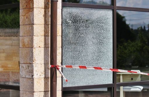 Durch die Wucht der Explosion ist auf dem Friedhof eine Fensterscheibe zu Bruch gegangen. Foto: 7aktuell.de/Kevin Lermer