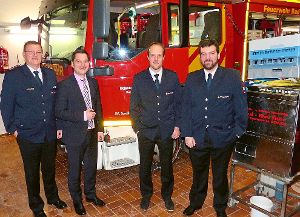 Sie freuten sich  über das neue Feuerwehrfahrzeug der Abteilung Sprollenhaus-Nonnenmiss (von links): Tido Lüdtke, Klaus Mack, Jens Kleinert und Steffen Keller.  Foto: Bechtle Foto: Schwarzwälder-Bote