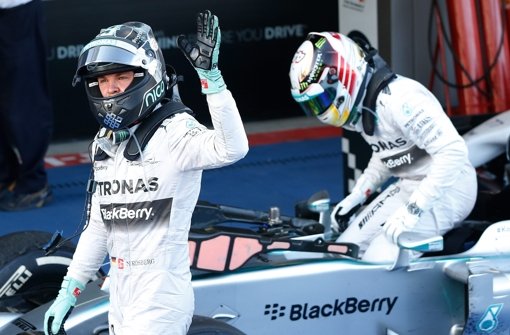 Vor dem Großen Preis der USA in Austin hat Nico Rosbergs (links) Teamrivale und Spitzenreiter Lewis Hamilton (rechts) 17 Punkte mehr auf dem Konto, insgesamt sind bestenfalls noch 100 Zähler zu holen. „Mein Plan ist: voll konzentrieren und volle Attacke“, kündigte Rosberg an. Foto: dpa