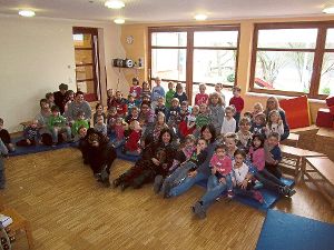 Die Kinder des Kindergartens St. Elisabeth bekamen Besuch von zwei Hästrägern.  Foto: Kindergarten Foto: Schwarzwälder-Bote