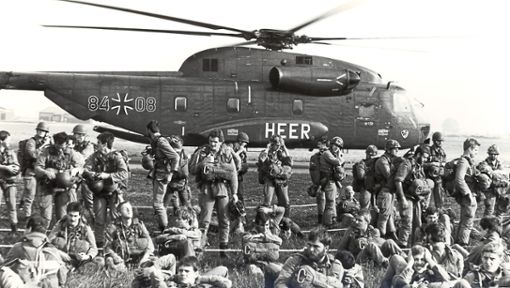 Blick in die Historie der Bundeswehr in Calw: Fallschirmjäger warten auf den Abflug mit dem Hubschrauber. Foto: Digitalarchiv Würfele