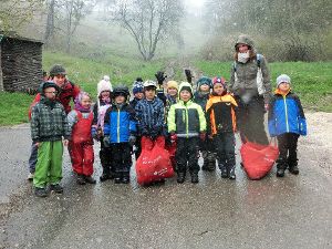 Ganz schön schwer tragen mussten die Riesen des Kindergartens Obernheim an ihren Taschen. Foto: Schreiber Foto: Schwarzwälder-Bote