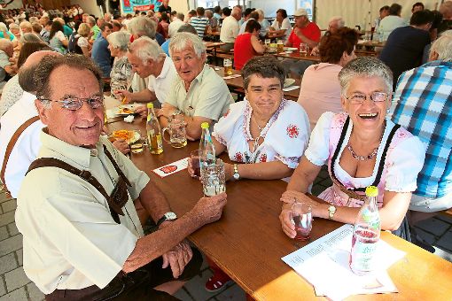 Die bunte Vielfalt der Dirndl und Lederhosen zeigten die ­Besucher am Sonntag beim Kult-Bierfest der Musikkapelle Eutingen. Foto: Feinler Foto: Schwarzwälder-Bote