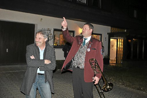 Überraschung gelungen: Mit einsetzender Dämmerung holten die Wilf­linger Musiker Stephan Roth (links) zu dessen Abschiedsparty ab. Foto: Bantle Foto: Schwarzwälder-Bote