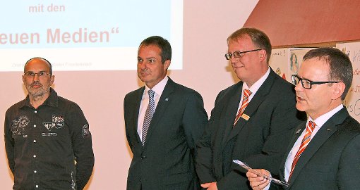 Die Referenten Thomas Zimmermann, Thomas Höll und Jürgen Breithaupt  mit Volksbank-Vorstandsvorsitzendem Gottfried Joos (von links) Foto: Ade Foto: Schwarzwälder-Bote