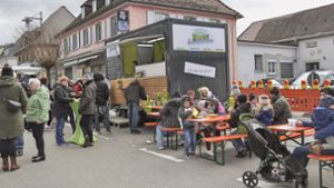 Gut besucht ist der vielseitige Ostermarkt in Blumberg. Bei den Marktständen mit Bewirtung lassen sich viele Familien zu einer Pause vom Marktbummel nieder. Foto: Hans Herrmann