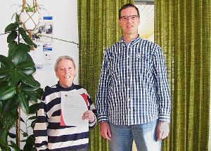 Rita Kästle (links) ist von  Vertrauensmann Frank Weber für 60-jährige Mitgliedschaft  im Albverein Meßstetten geehrt worden.  Foto: Weber Foto: Schwarzwälder-Bote