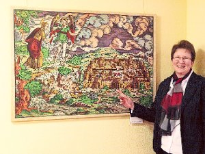 Pfarrerin Anneliese Oesch erklärt die Bilder der ersten Lutherbibel für Württemberg. Das himmlische Jerusalem ist eines der Trostbilder aus dieser Bibel des Jahres 1564. Foto: Glaser Foto: Schwarzwälder-Bote