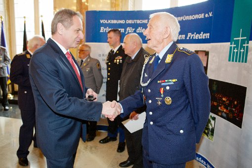 Glückwunsch vom Innenminister: Reinhold Gall (links) gratuliert Werner Mittmann. Foto: Arnold Foto: Schwarzwälder-Bote