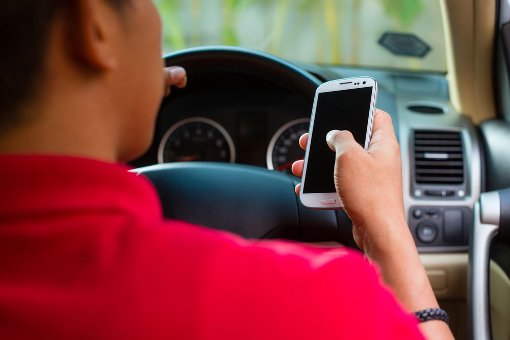 Ein 21-Jähriger hat sein Handy aus dem Auto geschmissen und dieses dann anschließend auf der Autobahn gesucht. (Symbolfoto) Foto: Kzenon/ Shutterstock