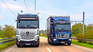 Ein Wasserstoff-Lkw (links) und ein Batterie-Lastwagen von Daimler Truck Foto: dpa/Daimler Truck