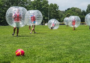 Sieht ein bisschen außerirdisch aus, macht aber riesigen Spaß: Bubble-Soccer Foto: Archiv Foto: Schwarzwälder-Bote