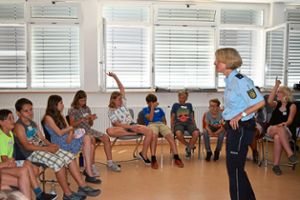 Polizeikommissarin Gudrun Brugger arbeitet mit Schülern  in  Mönchweiler zum Thema Cyber Mobbing.  Foto: Hettich-Marull Foto: Schwarzwälder-Bote
