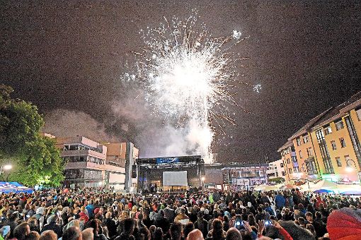Um Mitternacht steigt synchron zur Musik auf Pomp and Circumstance ein Feuerwerk über dem Muslenplatz in den Himmel.  Foto: Kienzler