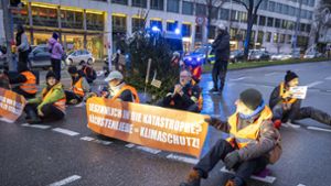 Klimaaktivisten der „Letzten Generation“ sind mit Straßenblockaden, wie hier kurz vor Weihnachten in Stuttgart bekannt geworden. (Archivbild) Foto: Lichtgut/Julian Rettig