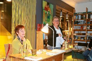 Die Schriftstellerin Brigitte Glaser (links) hat im Haslacher Buchladen vorgelesen. Bei voll besetzem Haus war vor allem die  Ladeninhaberin Ulrike Limberger  (rechts) stolz und freute sich über die gute Resonanz.  Foto: Störr