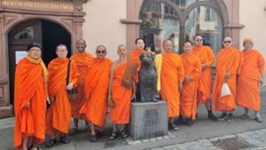 30 buddhistische Mönche sorgen  für erstaunte Blicke