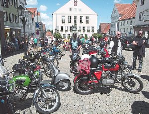 Der Marktplatz war am Samstag ein Laufsteg für historische Mopeds. Foto: Maute Foto: Schwarzwälder-Bote