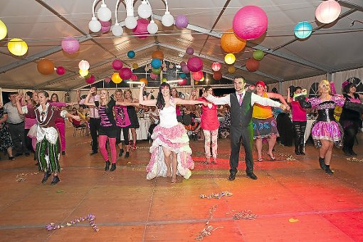 Bei den Tanzeinlagen wurden die frischgebackenen Eheleute von der Showtanzgruppe Dettensee unterstützt. Foto: Baiker Foto: Schwarzwälder-Bote