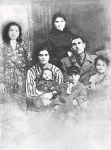 Die Familie Reinhardt mit fünf ihrer sechs Kinder. Anna ist das Kind auf dem Schoß ihrer Mutter Maria.  Foto: Reinhardt/Wißner-Verlag Foto: Schwarzwälder-Bote
