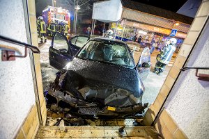 Mit mehr als zwei Promille Alkohol im Blut kracht ein 22-jähriger Autofahrer in Asperg gegen eine Hauswand. Foto: www.7aktuell.de | Karsten Schmalz