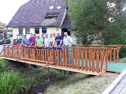 Rechtzeitig vor der Eröffnung des   Obereschacher Dorf­festes haben fleißige Helfer wieder die Brücke über die Eschach vom Johanniterweg zur Musikanteninsel gebaut.  Foto: Weiß Foto: Schwarzwälder-Bote
