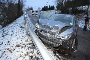 Am Montag ist eine 50-Jährige bei Rottenburg (Kreis Tübingen) auf schneeglatter Fahrbahn zu schnell unterwegs gewesen und mit ihrem Auto gegen eine Leitplanke geprallt. (Symbolfoto) Foto: kamera24.tv