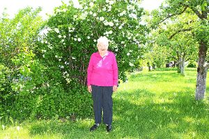 Hedwig Platz ist gerne in ihrem Garten – Dort fühlt sich die 90-jährige Rohrdorferin richtig wohl. Foto: Feinler Foto: Schwarzwälder-Bote