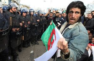 In Algier geht die Polizei hart gegen die Demonstranten vor. Foto: dpa