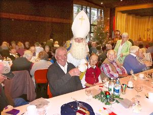 Der Nikolaus verteilte im Bad Rippoldsauer Kurhaus  Geschenke an die Senioren. ﻿ Foto: Schmid Foto: Schwarzwälder-Bote