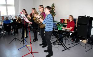 Ein Hornquartett der Musikschule unter der Leitung von Gabriele Hammen unterhält die Senioren mit weihnachtlichen Weisen.  Foto: Siedlergemeinschaft Foto: Schwarzwälder-Bote