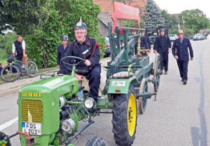Mit dem Traktor gezogen kam, die historische Spritze, dahinter zu Fuß die Feuerwehrleute.  Fotos: Ade Foto: Schwarzwälder-Bote