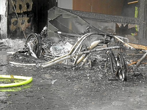 Reste des Brand auslösenden Elektromobils.  Foto: Stocker