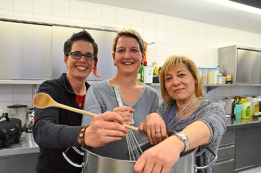 Gisela Schatz (von links) gibt die Küchenleitung im Caritashaus in Haslach an Clarissa Faißt  ab. Christa Meierle übernimmt kommissarisch die Leitung der Hauswirtschaft.  Foto: Forth Foto: Schwarzwälder-Bote