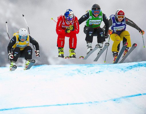 Technik und Taktik, aber auch Mut und viel Können sind beim Skicross gefragt. Eine Kostprobe davon bekommen die Skifans bei den FIS-Rennen in Ebingen.  Foto: Eibner