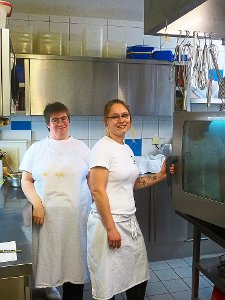 Susanne Sinn (links) und Sabrina Irion gehören zum Küchen-Team des Windrads. Foto: Schwarzwälder-Bote