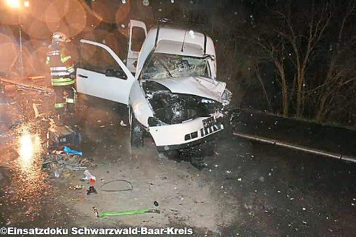 In diesem VW Caddy älterer Bauart starb der 43-jährige Unfallverursacher. Foto: Stratmann