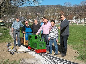 Vorstandsmitglieder     von  Groß  hilft  Klein statteten den  Eisenbahnfreunden und  ihrem     wieder  funktionstüchtigen Klebbähnle  einen     Besuch  ab.   Foto: Groß hilft Klein Foto: Schwarzwälder-Bote