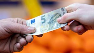 Auf dem Wochenmarkt machten Unbekannte Beute – gestohlen wurde Bargeld. (Symbolfoto) Foto: dpa/Moritz Frankenberg