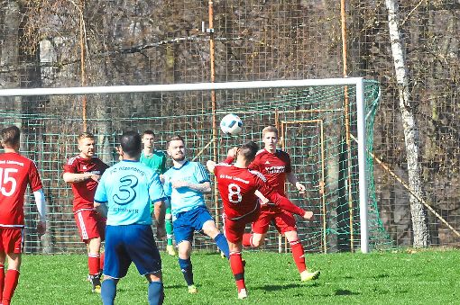Umkämpft war die Begegnung zwischen dem FC Alzenberg/Wimberg und dem SV Bad Liebenzell. Die Platzherren feierten einen knappen 1:0-Sieg und sind Tabellenvierter. Foto: Stark Foto: Schwarzwälder-Bote